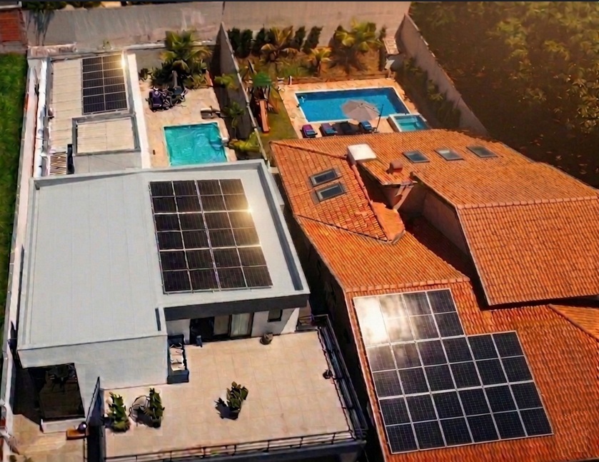 Painéis solares instalados no telhado Piva Engenharia